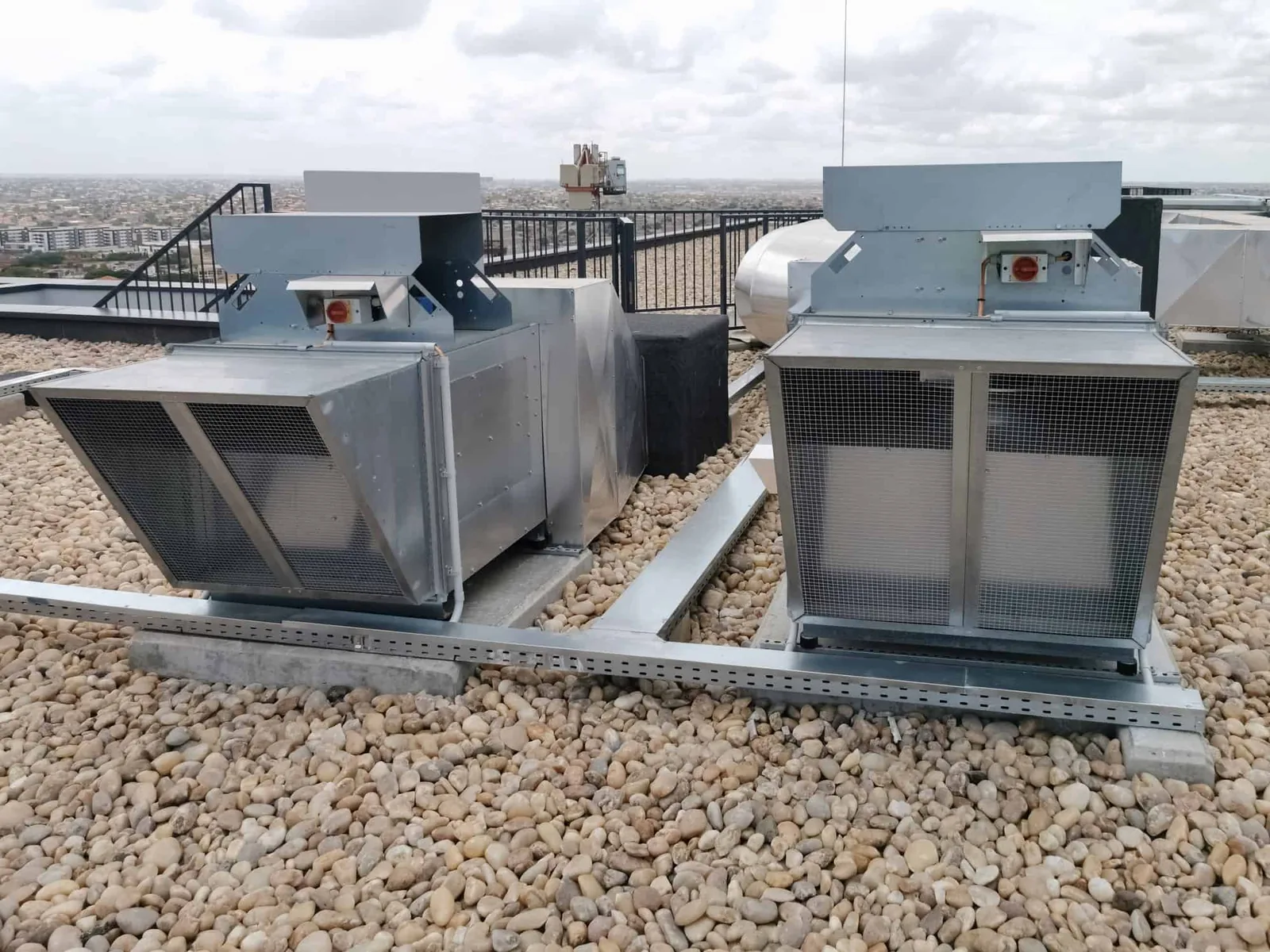 Fresh air make-up systems for commercial kitchen extraction